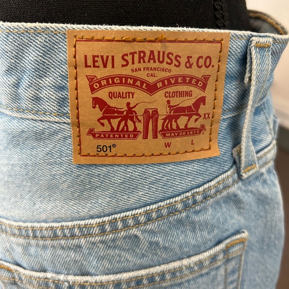 Levi’s 501 Jean shorts - Picture 2 of 3